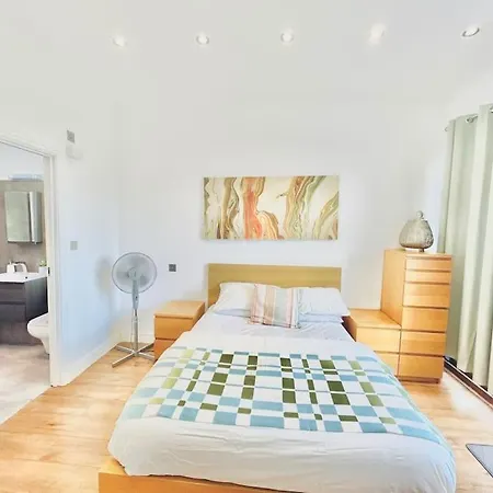 Luxury Apartment Near Canning Town- Free Parking London Exterior photo